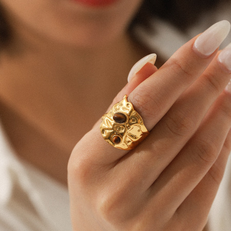 Bague tendance en acier inoxydable imperméable avec pierre naturelle, de forme irrégulière, à porter au quotidien.