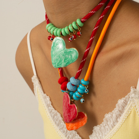 Collier pendentif femme en acier inoxydable doré, orné d'un joli cœur émaillé et dégoulinant de peinture. 2