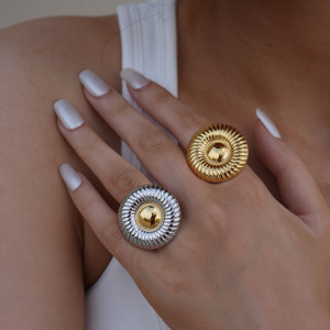 Bague Minimaliste Ronde Décontractée En Acier Inoxydable Étanche Couleur Or (1 Pièce) h5 Image6