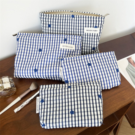 Trousse de maquillage pour femme, 1 pièce, motif à carreaux bleus, brodée de petites fleurs 2