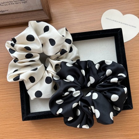 1 chouchou pour femme en tissu à pois élégants de la série Simple 2