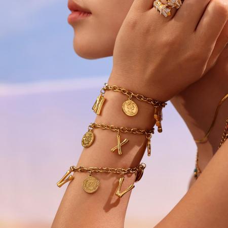 Bracelet à breloques pour femme, en acier inoxydable, étanche, couleur or, avec lettre du jour (1 pièce). 2