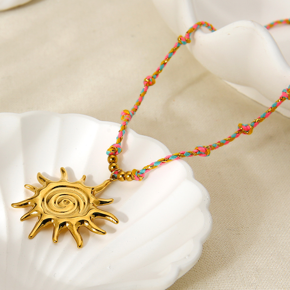 1 Paire De Colliers Pendentifs Rétro Soleil/Lune En Acier Inoxydable Étanches De La Série Classique Pour Femmes Image3
