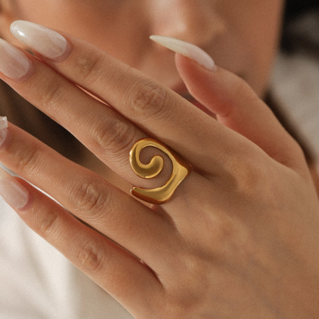 Bague simple et élégante au quotidien, en acier inoxydable imperméable, de forme irrégulière.