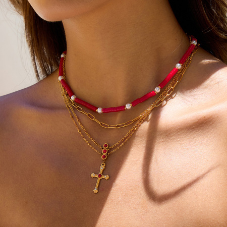 Collier superposé luxueux pour femme, en acier inoxydable rouge, étanche et couleur or, orné d'une croix (1 pièce)