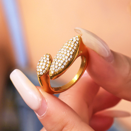 Bague pour femme en acier inoxydable doré, étanche, ornée d'un zircon, au design luxueux (1 pièce). 2
