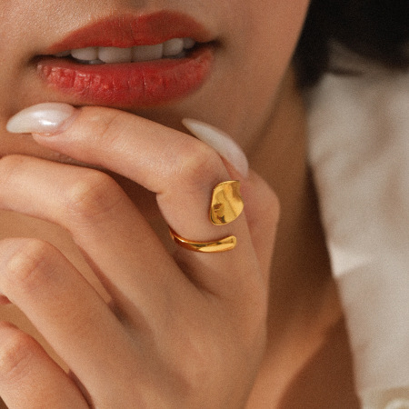 Bague simple et élégante au quotidien, en acier inoxydable imperméable, de forme irrégulière. 2
