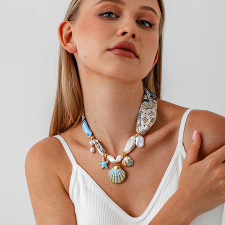 Collier pendentif coquillage en tissu 1 pièce