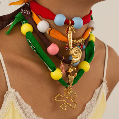 Collier pendentif femme en acier inoxydable doré, orné d'un poisson et de fleurs colorées (1 pièce) 2