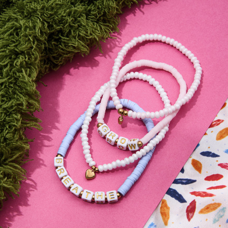 1 bracelet de perles en plastique doré pour femme avec lettres douces 2