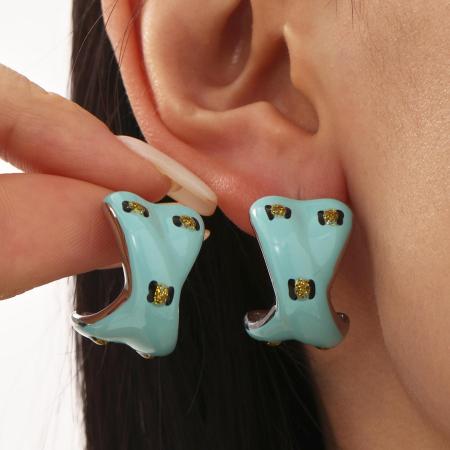 1 paire de boucles d'oreilles puces colorées en acier inoxydable de forme irrégulière, couleur or, imperméables.