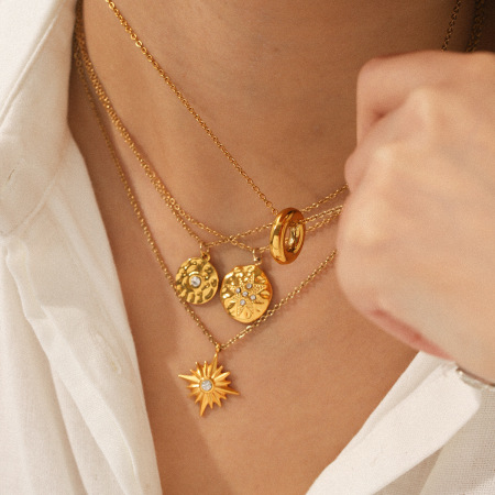 Collier pendentif rond en acier inoxydable étanche couleur or avec zircon pour femme (1 pièce)