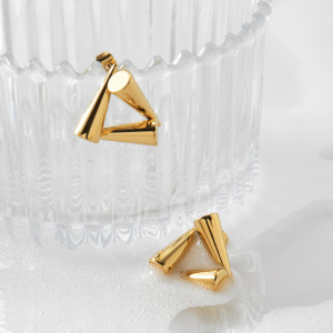 Boucles D'Oreilles Puces Pour Femmes, En Acier Inoxydable, Imperméables, En Forme De Triangle Simple h5 Image3