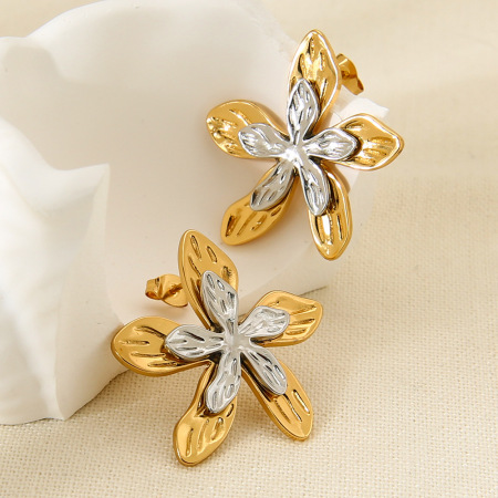 1 paire de boucles d'oreilles puces rétro luxueuses en acier inoxydable imperméables pour femmes, ornées de fleurs.