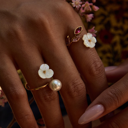 Bague Pour Femme En Acier Inoxydable Doré, Ornée D'Une Fleur En Coquillage Lustrée Et De Pierres Précieuses (1 Pièce). 2