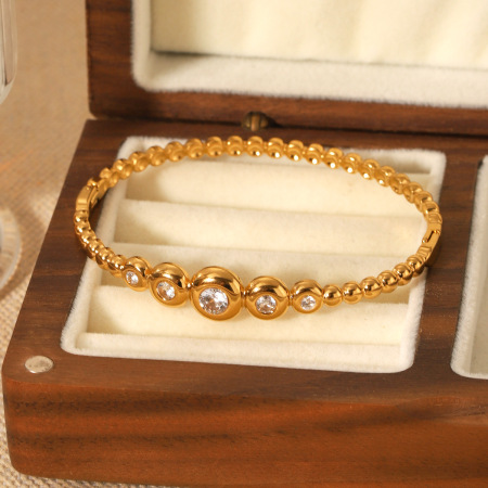 1 paire de bracelets géométriques simples pour femme, en acier inoxydable, étanches, à porter au quotidien 2