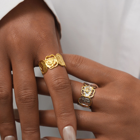 Bague minimaliste simple et élégante en acier inoxydable doré, imperméable, avec motif floral (1 pièce). 2