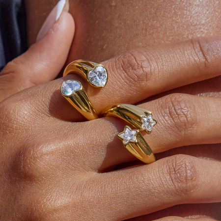 Bague femme en acier inoxydable doré, étanche, ornée d'une pierre précieuse et ornée d'une étoile personnalisée.