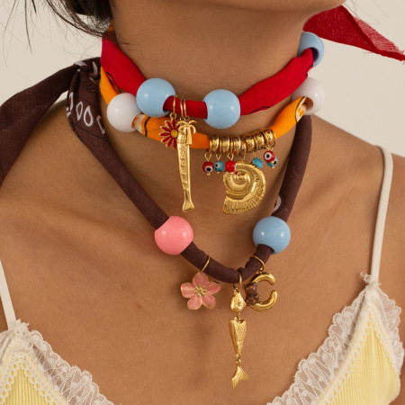 Collier pendentif femme en acier inoxydable doré, orné d'un poisson et de fleurs colorées (1 pièce)