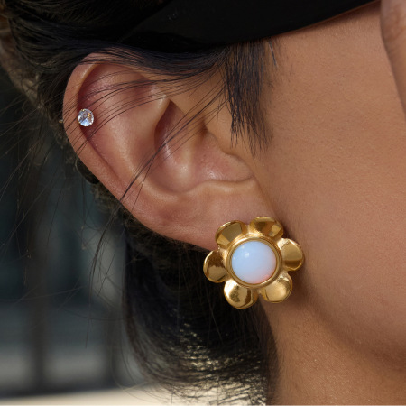 1 paire de boucles d'oreilles puces classiques en acier inoxydable doré, ornées d'une fleur d'opale. 2