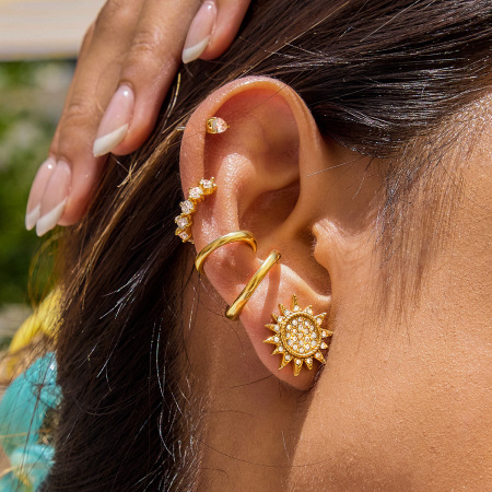 1 paire de boucles d'oreilles puces délicates soleil et lune en acier inoxydable étanche couleur or pour femme 2
