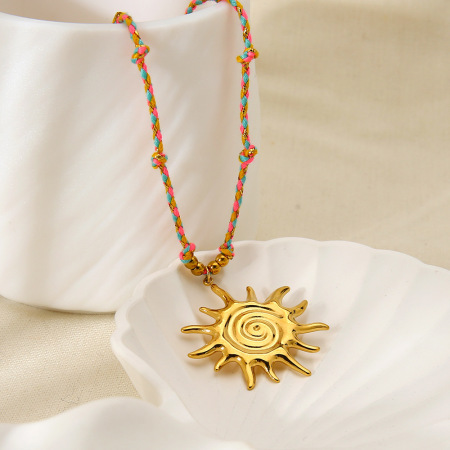 1 paire de colliers pendentifs rétro soleil/lune en acier inoxydable étanches de la série classique pour femmes