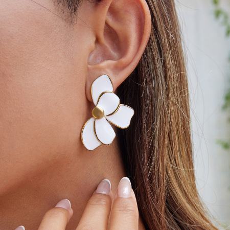 1 paire de boucles d'oreilles puces élégantes pour femme, en acier inoxydable imperméable, couleur or, avec motif floral.