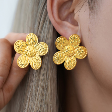 1 paire de boucles d'oreilles puces simples pour femmes, en acier inoxydable étanche, couleur or, avec motif floral quotidien.