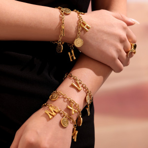 Bracelet À Breloques Pour Femme, En Acier Inoxydable, Étanche, Couleur Or, Avec Lettre Du Jour (1 Pièce). h5 Image4