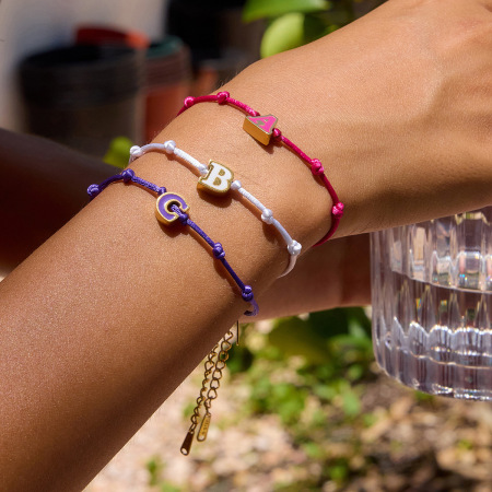 Bracelet à breloques pour femme, en acier inoxydable, étanche, couleur or, avec lettre du jour (1 pièce).