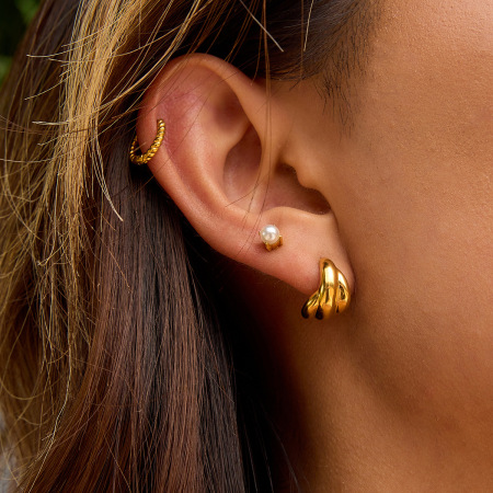 1 paire de boucles d'oreilles créoles simples à torsion en acier inoxydable étanche couleur or pour femmes