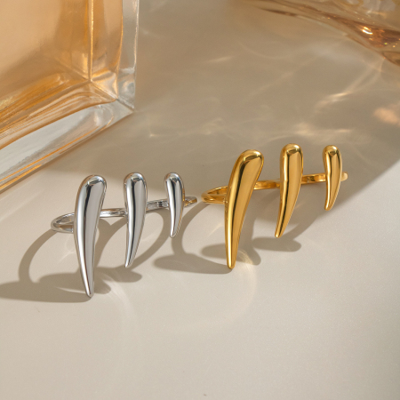 Bague tendance simple et élégante au quotidien, en acier inoxydable doré, de forme irrégulière et imperméable.