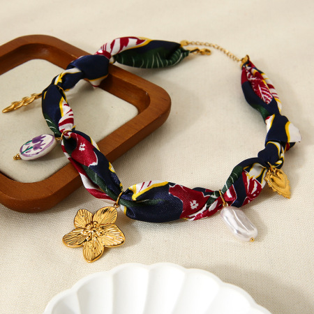 Collier avec pendentif en tissu doré et fleur, 1 pièce
