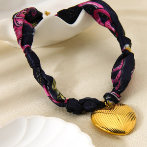 Collier Pendentif Luxueux En Tissu Rétro En Forme De Cœur Pour Femme, Couleur Or, 1 Pièce h5 Image3