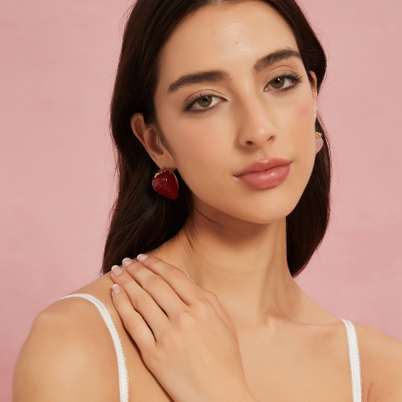 1 paire de boucles d'oreilles à tige romantiques en acrylique couleur or pour femme, motif fraise 2