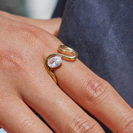 Bague pour femme en acier inoxydable doré, forme incurvée, étanche, sertie de pierres précieuses (1 pièce).