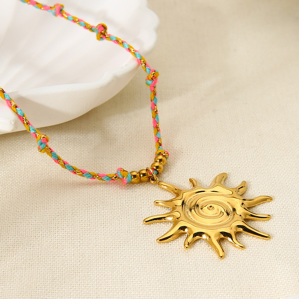 1 Paire De Colliers Pendentifs Rétro Soleil/Lune En Acier Inoxydable Étanches De La Série Classique Pour Femmes Image4