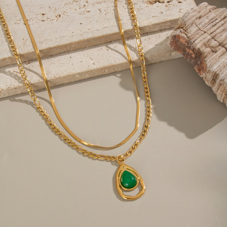 Collier ethnique à plusieurs rangs en acier inoxydable doré, imperméable et orné de pierres naturelles.