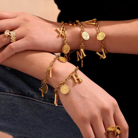Bracelet à breloques pour femme, en acier inoxydable, étanche, couleur or, avec lettre du jour (1 pièce).