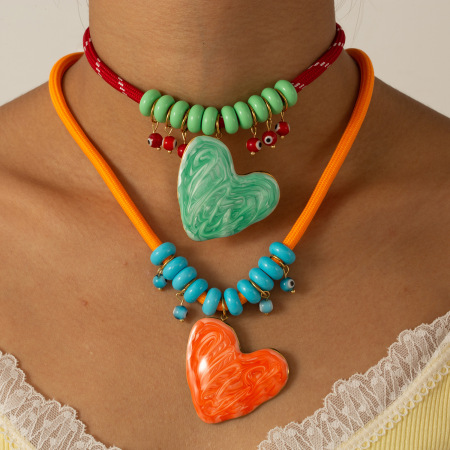 Collier pendentif femme en acier inoxydable doré, orné d'un joli cœur émaillé et dégoulinant de peinture.