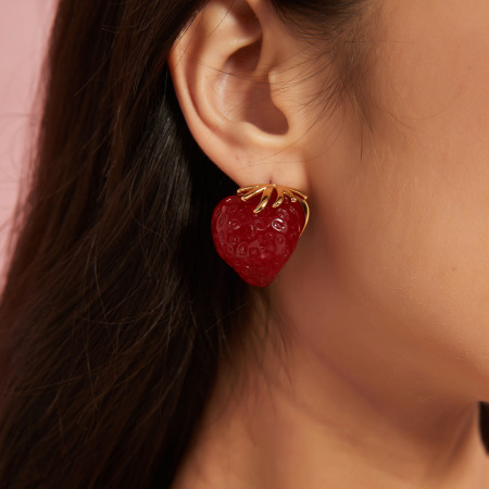 1 paire de boucles d'oreilles à tige romantiques en acrylique couleur or pour femme, motif fraise