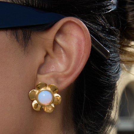 1 paire de boucles d'oreilles puces classiques en acier inoxydable doré, ornées d'une fleur d'opale.