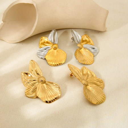1 paire de boucles d'oreilles puces rétro luxueuses en acier inoxydable imperméables pour femmes, ornées de fleurs.