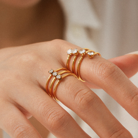 Bague simple à trois couches en acier inoxydable étanche couleur or avec zircon, 1 pièce 2