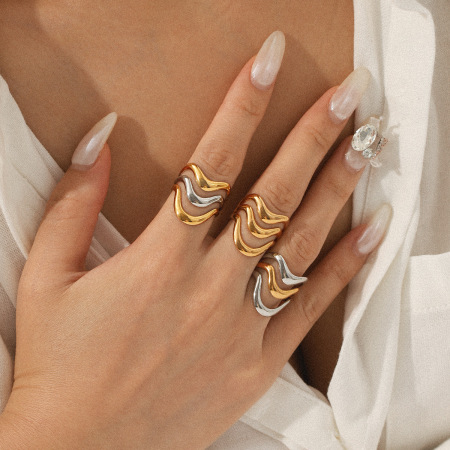 Bague simple et élégante en acier inoxydable doré, étanche, avec lignes quotidiennes. 2