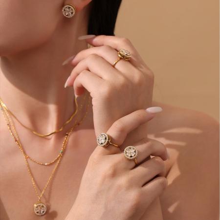 Ensemble de colliers élégants pour femmes, en acier inoxydable doré, avec motif floral (1 pièce).