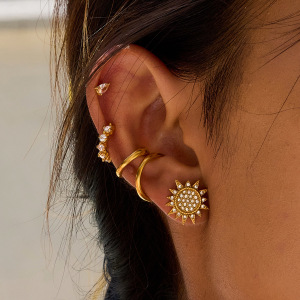 1 Paire De Boucles D'Oreilles Puces Délicates Soleil Et Lune En Acier Inoxydable Étanche Couleur Or Pour Femme h5 Image4