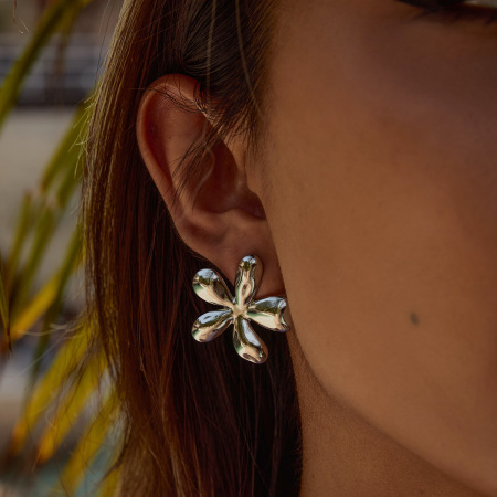 1 paire de boucles d'oreilles puces classiques à motif floral en acier inoxydable étanche couleur or pour femme 2