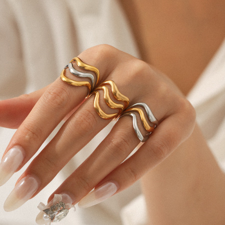Bague simple et élégante en acier inoxydable doré, étanche, avec lignes quotidiennes.