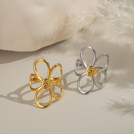Bague simple en acier inoxydable couleur or avec fleur 2